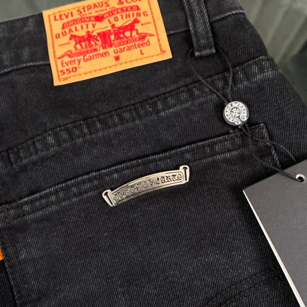 🅿️280 original development, hardware customization, chrome hearts Chengdu limited, new city limited jeans, Chrome Hearts city limited jeans, vintage levis, American-made 501 black and gray base version, Levi's American-made 501 base version, imported sheepskin, 925 silver jewelry remake [Top heavy industry fashionable design] Consistently made in high street luxury style. Speaking of this style, the Zangyin family and GU family are definitely the leading representative brands. Especially the Zangyin family has really achieved a state-of-the-art effect in creating high street style. The unique washed material is used to create this style. The color system is quite eye-catching. It is decorated with patchwork cross flowers, which cleverly highlights the charm of the brand. Secondly, this style uses classic The high-waist cutting design highlights the long legs and fashionable temperament of the upper body. The brand is highly recognizable and the slim fit configuration is more suitable for daily wear. It is a product that interprets personality, fashion, and specifications at a glance. This single product is enough to make any fan excited. It can be a white T-shirt for youthful preppy style, or a tight suspender for lady style. It has strong matching ability and can be easily controlled by men.  [Material and craftsmanship] Needless to say, this point goes without saying. As an excellent craftsman brand, Zangyin has really perfect requirements for details and craftsmanship. The washed color of this model has gone through so many processes, not to mention the embellishment of the denim appliqués. It is also purely handmade and sewn. Just like what they believe in, only handmade things have soul and have the meaning of wear. A top-notch heavy-duty fashionable denim item, I look forward to your perfect interpretation! !